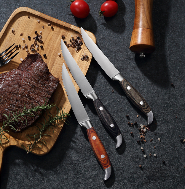 लकड़ी के हैंडल वाले आधे-दाँतेदार स्टेक चाकू - टिकाऊ, एर्गोनोमिक और स्टाइलिश कटलरी