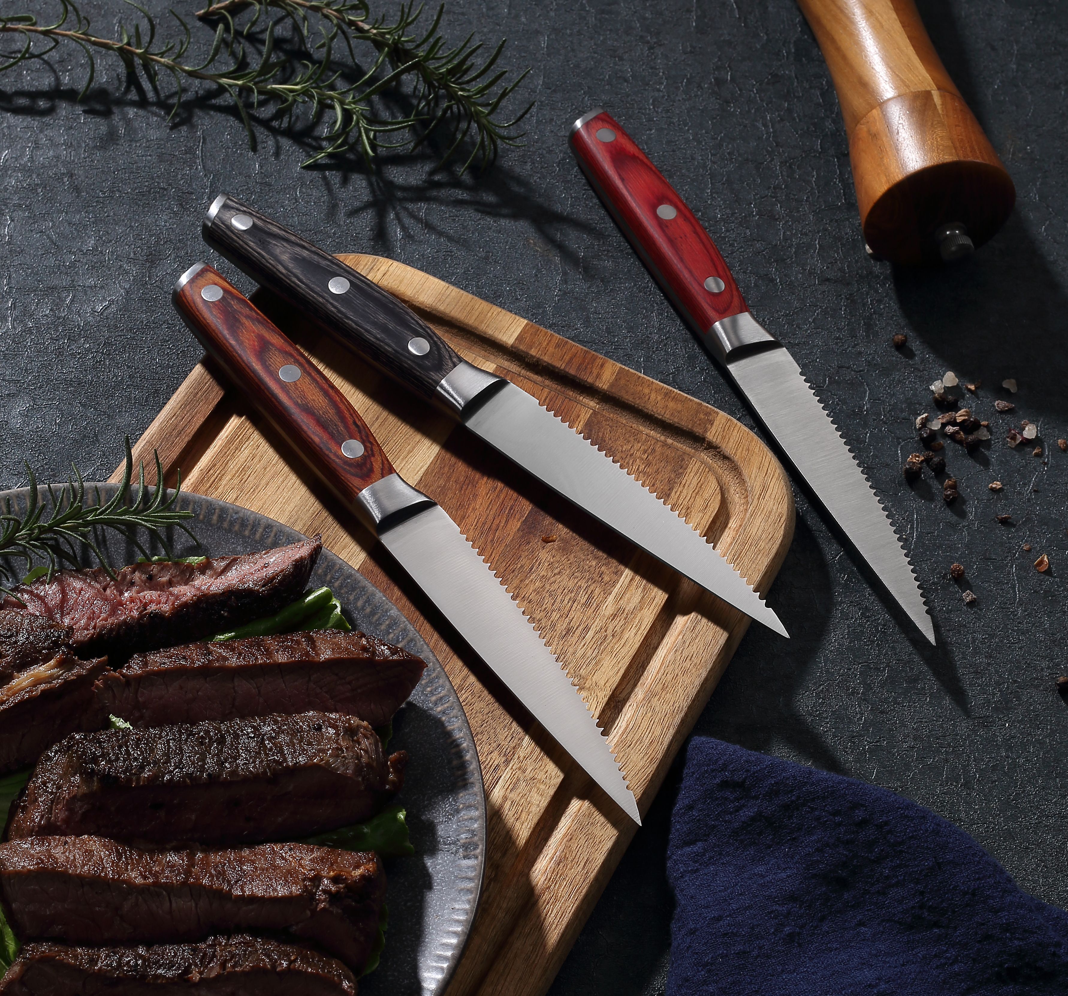 Steakové nože s dřevěnou rukojetí – ozubené pro přesné řezy, snadné čištění