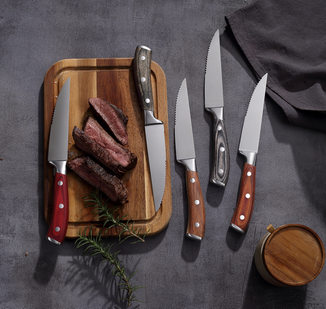 Steakmesser der Serie mit Griff aus Pakkaholz