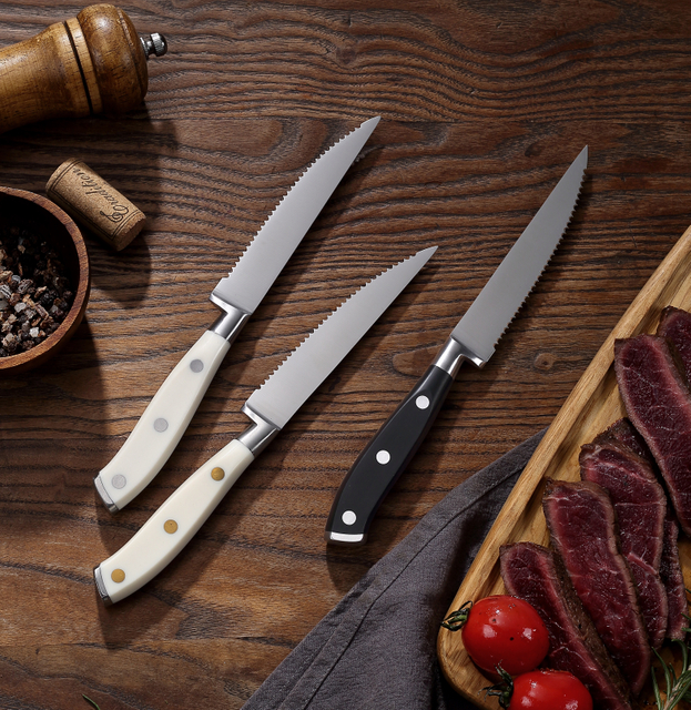 Steakový nôž s plastovou rukoväťou so zúbkovanou čepeľou pre ľahké uchopenie