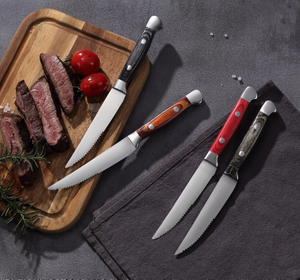 Steakknivset med trähandtag - halvtandade blad, premiumkvalitet